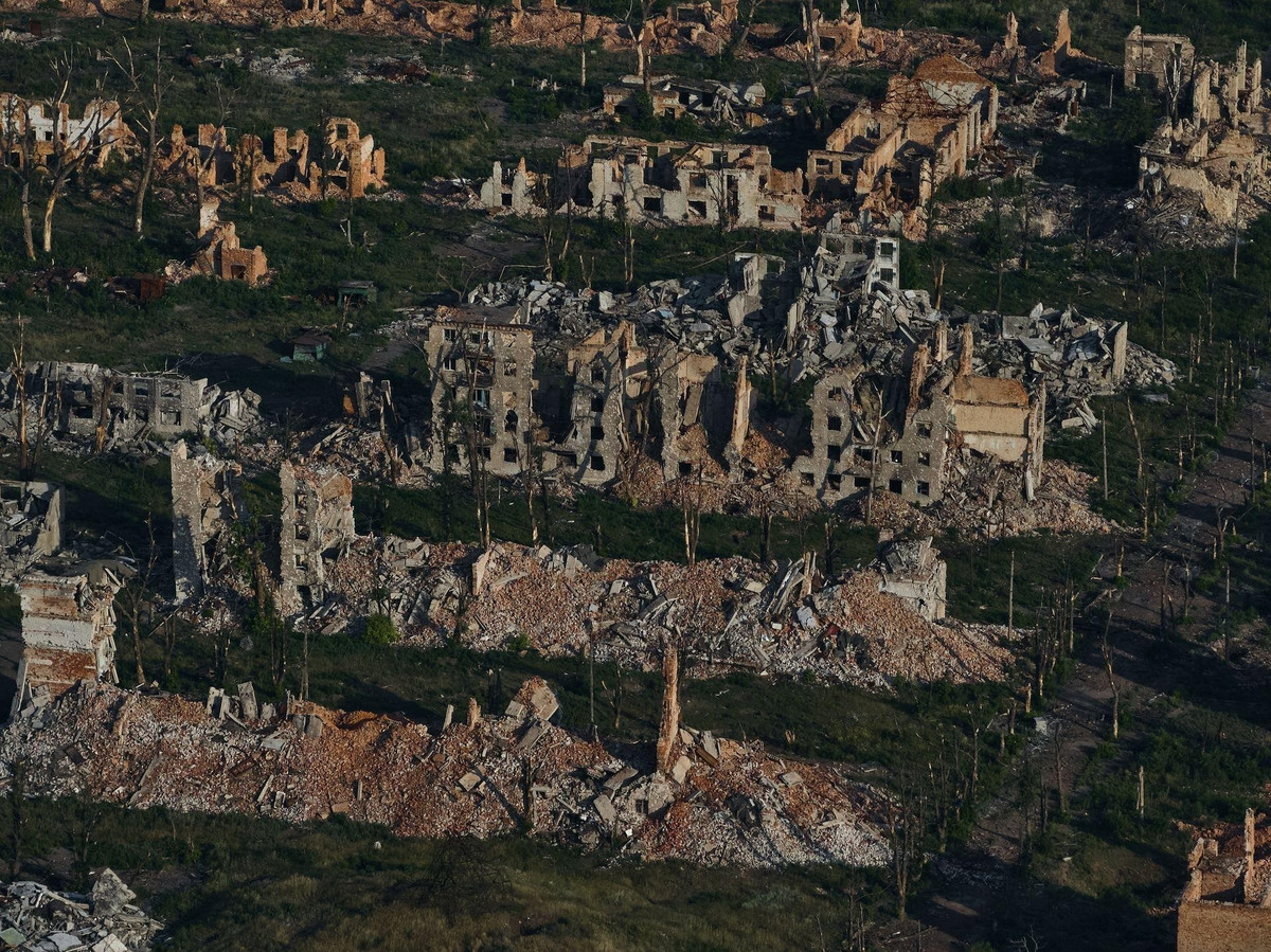 Ngày nay, Chasov Yar chỉ còn là đống đổ nát, và sự sụp đổ của nó giống như quân cờ domino đầu tiên, không chỉ khiến Ukraine mất đi chiều sâu chiến lược quan trọng ở khu vực Donbass, mà còn khiến một địa điểm chiến lược khác gần đó, Kostiantynivka rơi vào tình thế nguy hiểm.