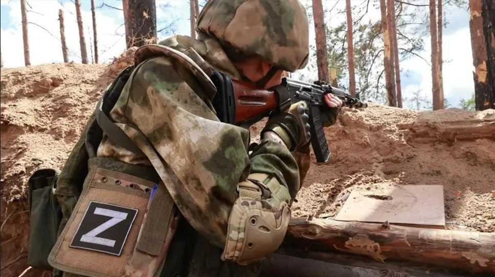 Về phía Nga, ngoài Sư đoàn Dù 98, RFAF đã huy động hơn một chục lữ đoàn và trung đoàn, tổng cộng 25.000 quân. AFU cũng tập hợp một số lữ đoàn bộ binh cơ giới, bộ binh và các đơn vị Vệ binh Quốc gia, với quân số khoảng 20.000 người. Hai bên đã tham gia vào một trận chiến tấn công và phòng thủ kéo dài gần một năm tại đây.