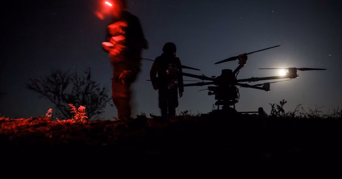 Hơn nữa, Ukraine có ưu thế về số lượng UAV FPV, kinh nghiệm và chiến thuật sử dụng UAV tốt hơn so với Nga. Ukraine cũng là quốc gia đầu tiên sử dụng UAV FPV trong chiến đấu thực tế, gây áp lực lên các cuộc tiến công và các đơn vị thiết giáp của Nga, làm chậm bước tiến của họ.