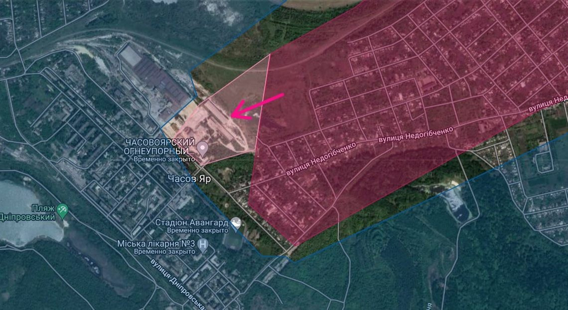 Theo chuyên gia quân sự Sassu: Nga và Ukraine đã nhiều lần giao tranh giành bãi thải khoáng sản và Nhà máy vật liệu chịu lửa, đặc biệt là khu vực bãi thải. Quân Ukraine chiếm giữ nhà máy, đã cải tạo các tòa nhà thành công sự để ngăn chặn quân Nga.