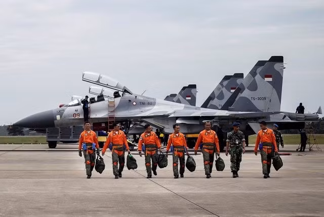 Năm 2018, một hợp đồng đã được ký với Nga để mua 11 máy bay chiến đấu Su-35, nhưng đã bị hủy bỏ do áp lực từ lệnh trừng phạt của Mỹ. Chỉ hai năm trước, họ đã hoàn tất thỏa thuận với Boeing về 24 máy bay F-15EX, sau đó quay lại và bắt đầu đàm phán với Pháp về 42 máy bay Rafale, tuyên bố rằng số máy bay này sẽ được giao vào năm 2026?