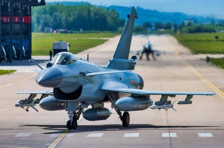 Việc đưa vào sử dụng 42 máy bay chiến đấu mới ngay từ đầu, có nghĩa là Indonesia phải xây dựng một hệ thống hỗ trợ hoàn toàn mới và chi phí cho mọi thứ, từ đào tạo phi công đến kho phụ tùng thay thế, đều cao hơn nhiều so với chi phí mua máy bay chiến đấu. Điều này gần như không thể chấp nhận được đối với người Indonesia, vốn nổi tiếng là có tính chi tiêu tiết kiệm. (nguồn ảnh Sohu, Wikipedia, Antara, KBR).