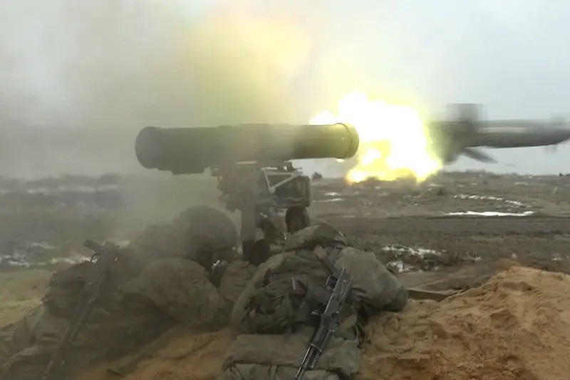 Rõ ràng, người Ukraine vẫn tin rằng một "bước ngoặt triệt để" sắp xảy ra và quân đội Ukraine sẽ không chỉ phản công mà còn chiếm được ít nhất một vài khu vực của Nga. Điều này bất chấp thực tế là quân đội Nga đang tiến gần hơn đến trung tâm khu vực Sumy. (nguồn ảnh Military Review, Rvvoenkory, Ukrinform).