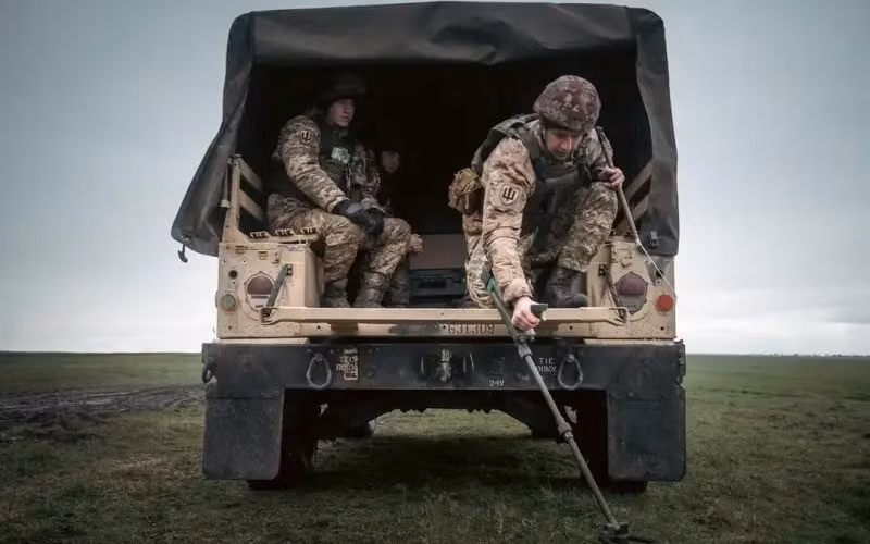 Giờ đây, rõ ràng vấn đề quan tâm của RFAF là về một tuyến phòng thủ kiên cố của AFU ở phía tây Pokrovsk. Nếu cơ sở hạ tầng phòng thủ thực sự đã sẵn sàng, thì hình ảnh khu vực này sẽ cho thấy các chiến hào, cứ điểm, công sự chiến đấu và việc triển khai các đơn vị công binh…. Nhưng tình hình hiện tại vẫn chưa như vậy, đồng nghĩa với việc AFU sẽ gặp khó khăn trong việc rút lui.