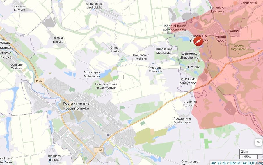 Hướng tấn công thứ ba của RFAF vào Konstantinovka chính là từ phía đông bắc, hướng thành phố Chasov Yar sang, khi hiện nay khoảng 95% diện tích thành phố đã do RFAF kiểm soát. Trên hướng này, khoảng cách đến Konstantinovka cách khoảng 4 km. Như vậy, vành đai bảo vệ Konstantinovka tiếp tục thu hẹp.