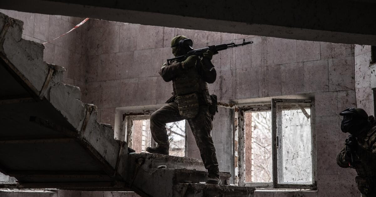 Sau đó, quân đội Nga đã tiến đến phố Prokofieva và cắt đứt hậu cần của AFU dọc theo các tuyến phòng thủ bên ngoài phía tây Pokrovsk, dẫn đến sự sụp đổ của các tuyến phòng thủ của Ukraine trong vòng một ngày. Có thông tin cho rằng, RFAF cũng đã tổ chức phục kích trên phố Prokofieva, tiêu diệt hoàn toàn một nhóm bộ binh nhỏ của Ukraine, không để lại người sống sót.