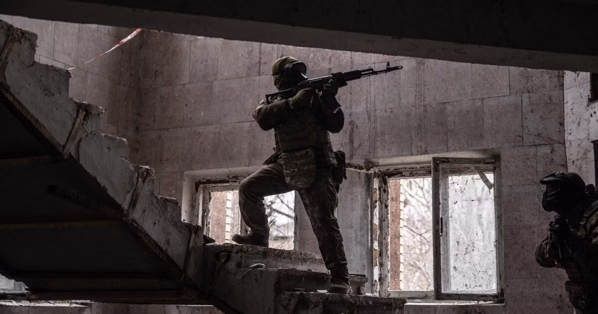 Sau đó, quân đội Nga đã tiến đến phố Prokofieva và cắt đứt hậu cần của AFU dọc theo các tuyến phòng thủ bên ngoài phía tây Pokrovsk, dẫn đến sự sụp đổ của các tuyến phòng thủ của Ukraine trong vòng một ngày. Có thông tin cho rằng, RFAF cũng đã tổ chức phục kích trên phố Prokofieva, tiêu diệt hoàn toàn một nhóm bộ binh nhỏ của Ukraine, không để lại người sống sót.