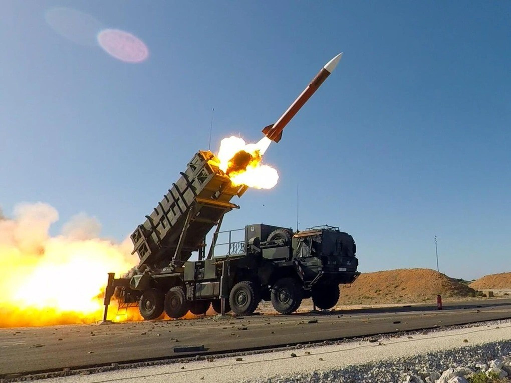 Trong khi quân đội Nga đẩy mạnh sản xuất vũ khí dẫn đường tầm xa, đồng thời leo thang các chiến dịch đường không, đã đặt ra rủi ro đối với khả năng phòng không của Ukraine, và vai trò cung cấp tên lửa của Mỹ, ngày càng cạn kiệt và những ưu tiên “lớn hơn” là cho Ukraine.