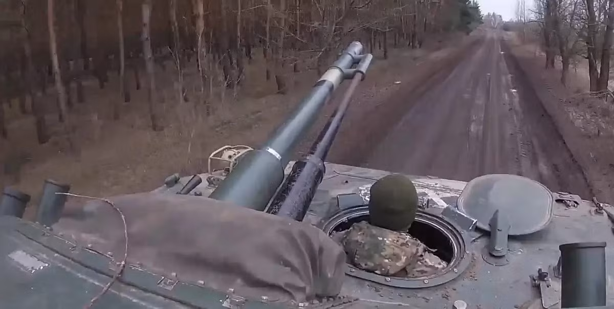 Tuy nhiên, RFAF ở khu vực này, cần phải vượt qua những trở ngại của địa hình, với nhiều sông ngòi, như sông Oskil và sông Zhelebet. Các yếu tố địa hình không có lợi cho hoạt động của lực lượng thiết giáp quy mô lớn. Do đó, RFAF vẫn có thể tiếp tục chiến thuật tấn công thăm dò liên tục bằng các nhóm bộ binh nhỏ và sử dụng lực lượng thiết giáp làm phương tiện hỗ trợ hoặc lực lượng dự bị.