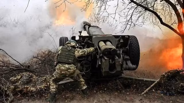 Trong năm 2024 và 6 tháng đầu năm 2025, quân đội Nga (RFAF) đã tiến công dồn dập ở toàn bộ chiến trường Ukraine, từ vây hãm thành phố Avdiivka, tiến tới bao vây Pokrovsk và Kharkov; nhưng tùy từng giai đoạn chiến đấu, RFAF áp dụng nhiều chiến thuật để giảm thiểu thương vong.