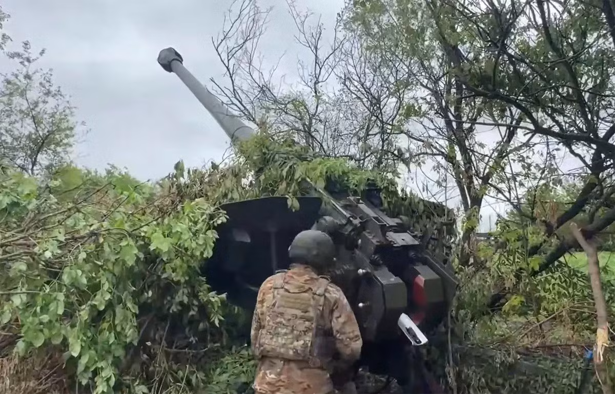 Chiến lược chính của RFAF là sử dụng lợi thế về quy mô và nguồn nhân lực của Nga, để liên tục tìm ra các mắt xích yếu trong tuyến phòng thủ của AFU trong chiến tranh vị trí, liên tục tiêu tốn nguồn lực của AFU về mọi mặt, và do đó buộc quân Ukraine phải rút lui từng bước.