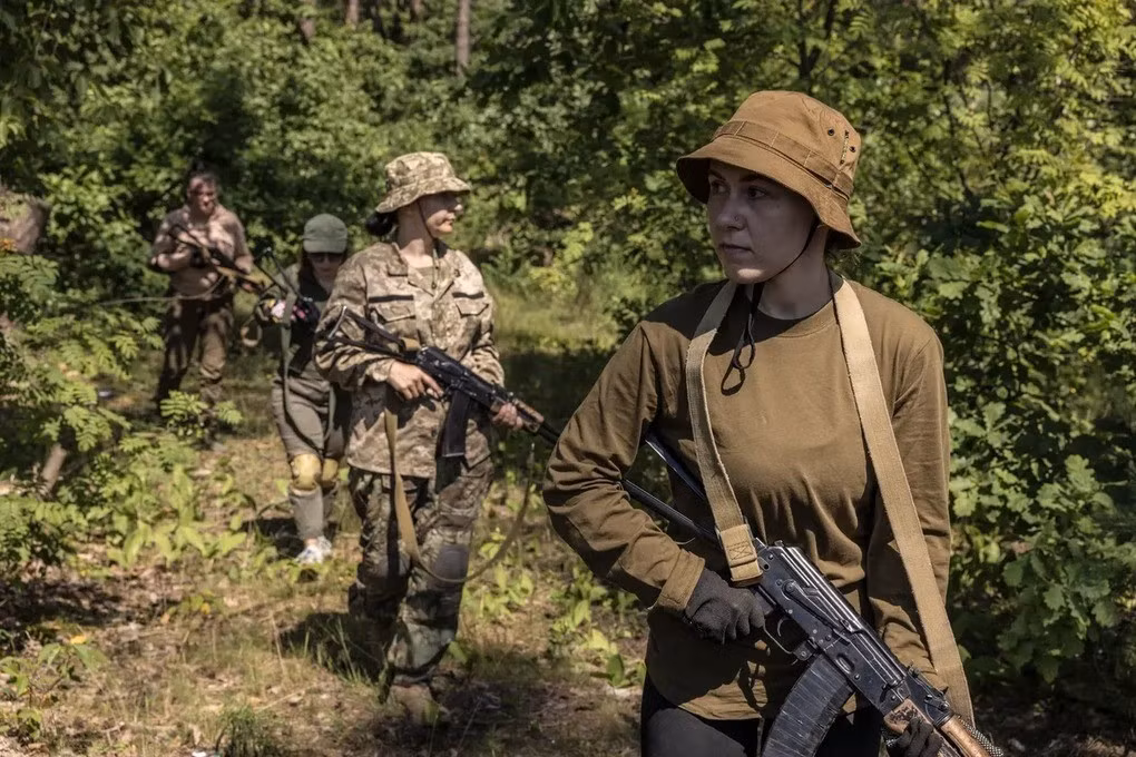 Đối mặt với mối đe dọa bị cắt đứt các tuyến đường tiếp tế chính, khi RFAF đã tạo thế bao vây, quân Ukraine tại Pokrovsk-Mirnograd có thể sẽ buộc phải mở các tuyến đường mòn qua các cánh đồng, từ phía bắc thành phố Pokrovsk.