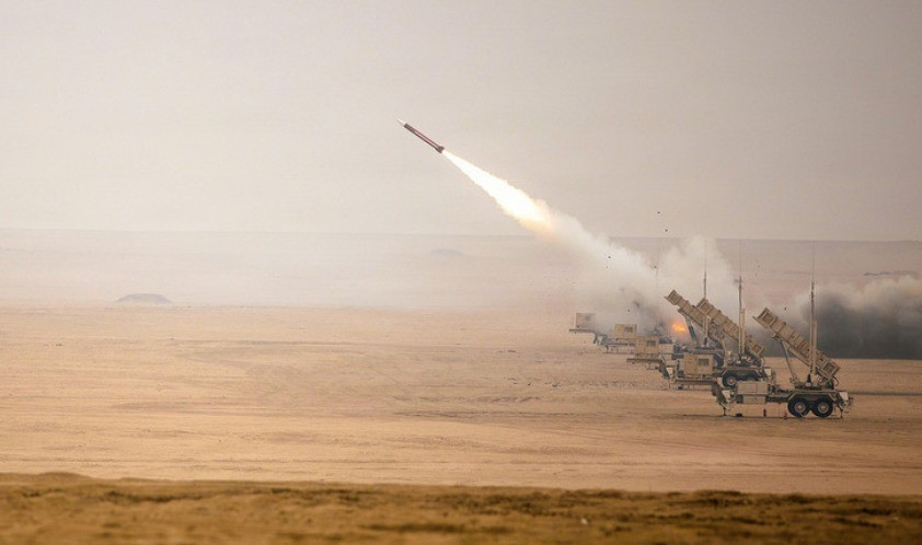 Hệ thống phòng không của Kuwait phần lớn do Mỹ cung cấp, thế nhưng lại bắn trúng chính máy bay chiến đấu của mình trong thực chiến. Đằng sau tai nạn này là tình trạng thụ động của quân đội Mỹ ở Trung Đông.