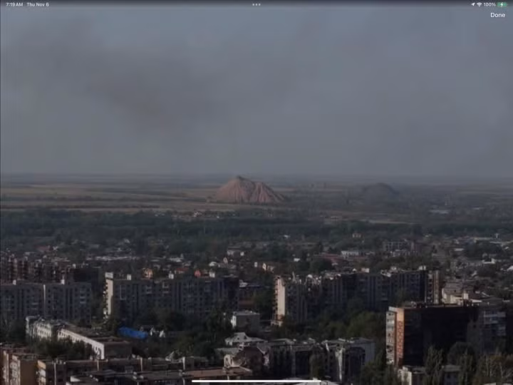 Pokrovsk không phải là một thành phố bình thường; đó là một pháo đài kiên cố, được xây dựng các công trình phòng thủ trong tám năm, với một mạng lưới đường hầm phức tạp. Những công sự chiến đấu và đường hầm này đan xen vào nhau, tạo thành một mạng lưới phòng thủ chặt chẽ, giống như một "mê cung thép" rộng lớn.