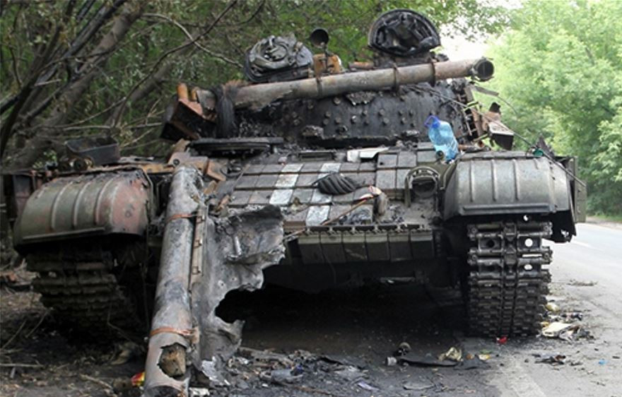 Vào đầu cuộc chiến, 250.000 quân Ukraine vẫn còn 800 xe tăng hoạt động, cùng với 600 xe tăng dự trữ trong kho, điều này dường như mang lại cho họ chút tự tin. Nhưng giờ thì sao? Quân số đã tăng lên 800.000 người, nhưng số lượng xe tăng lại giảm mạnh, chỉ còn lại khoảng 300 chiếc.