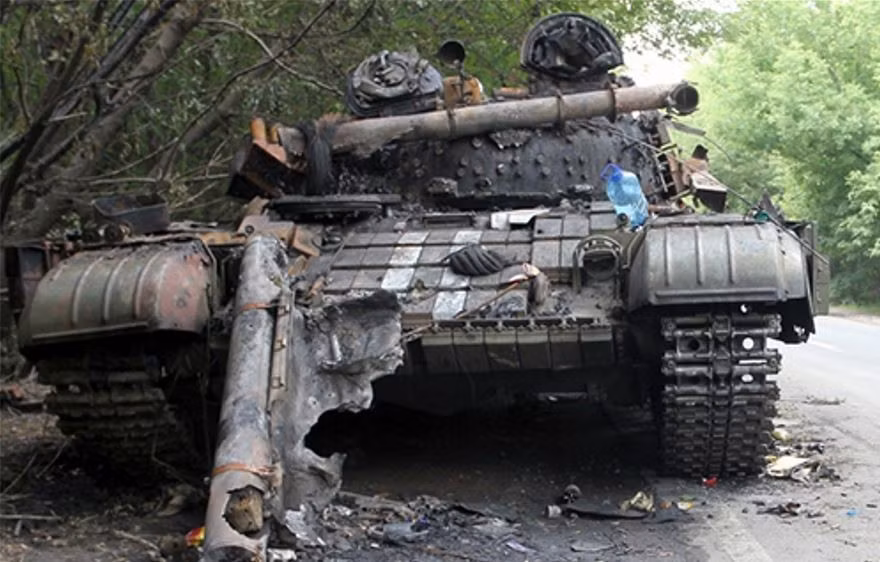 Vào đầu cuộc chiến, 250.000 quân Ukraine vẫn còn 800 xe tăng hoạt động, cùng với 600 xe tăng dự trữ trong kho, điều này dường như mang lại cho họ chút tự tin. Nhưng giờ thì sao? Quân số đã tăng lên 800.000 người, nhưng số lượng xe tăng lại giảm mạnh, chỉ còn lại khoảng 300 chiếc.