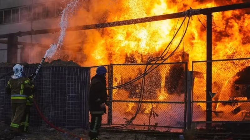 Vào những ngày cuối thu, đầu đông, bóng đen chiến tranh dường như bao trùm cả đất nước Ukraine. Hoạt động quân sự của Nga hoàn toàn rõ ràng; tên lửa và UAV tấn công, như bầy ong bắp cày đúc bằng thép, ập xuống huyết mạch của Ukraine - cơ sở hạ tầng điện lực.