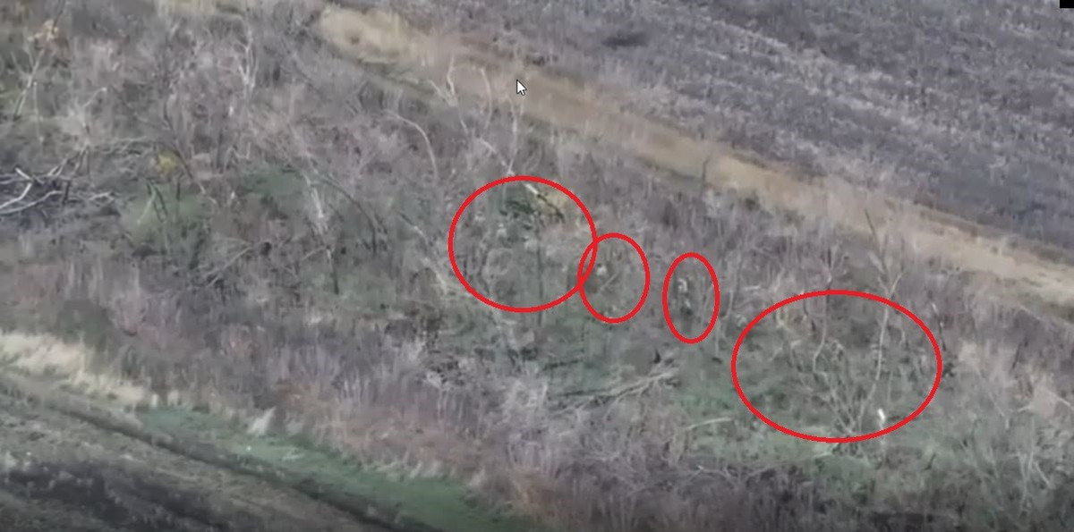 Đoạn phim về việc quân Ukraine rút khỏi thành phố Pokrovsk đã được đưa lên mạng Internet. UAV trinh sát của Nga phát hiện một đoàn quân Ukraine rút khỏi Pokrovsk theo một hàng dọc, và khi quân Ukraine tới khu vực bắn chặn, súng cối của RFAF đã trút hỏa lực xuống.