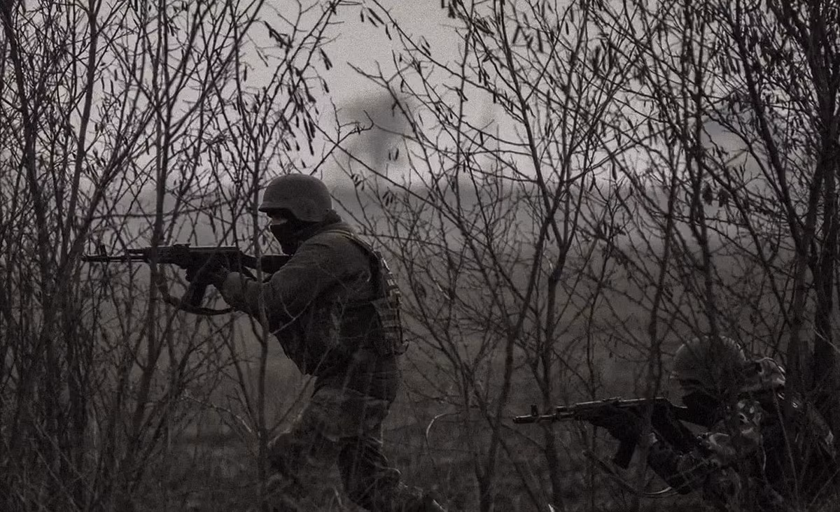 Tuy nhiên khi những cơn mưa chuyển mùa kéo tới, những đám mây bay sát mặt đất, khiến UAV của quân đội Ukraine “không thể cất cánh”, đã đưa họ rơi vào tình huống bất lợi. Hãng thông tấn Ukraine Kyiv Independent đưa tin, RFAF đã thay đổi chiến thuật để phá vỡ thế bế tắc ở Pokrovsk.