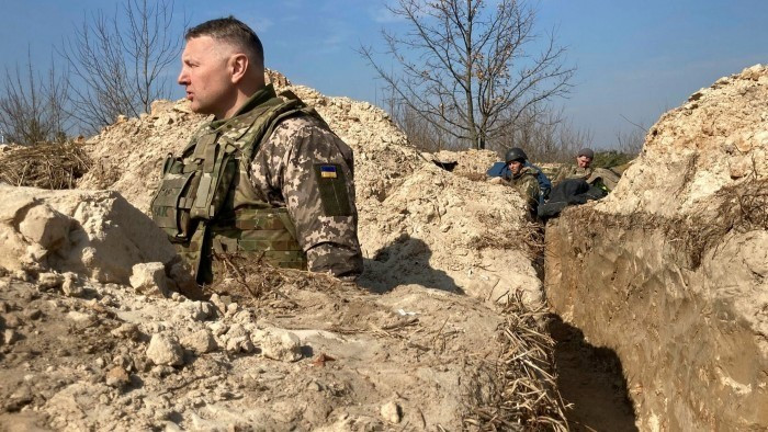 Việc phong tỏa hoàn toàn Kharkov có thể phá vỡ hoàn toàn hệ thống phòng thủ phía bắc của Ukraine, khiến Tổng tư lệnh AFU, tướng Syrsky khẩn trương điều động quân tiếp viện là Lữ đoàn xung kích số Azov số 3 tới Kupyansk, càng nhấn mạnh thêm tính cấp thiết của mặt trận Kharkov. (nguồn ảnh Military Review, Ukrinform, Kyiv Post).