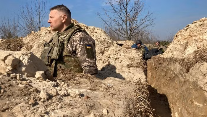 Việc phong tỏa hoàn toàn Kharkov có thể phá vỡ hoàn toàn hệ thống phòng thủ phía bắc của Ukraine, khiến Tổng tư lệnh AFU, tướng Syrsky khẩn trương điều động quân tiếp viện là Lữ đoàn xung kích số Azov số 3 tới Kupyansk, càng nhấn mạnh thêm tính cấp thiết của mặt trận Kharkov. (nguồn ảnh Military Review, Ukrinform, Kyiv Post).