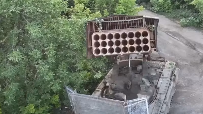 Đoạn video cho thấy các hệ thống TOS-1A nã đạn nhiệt áp vào các vị trí của quân Ukraine, nơi được cho là bố trí các trạm điều khiển UAV. Trong số những thứ khác, ăng-ten cũng bị bắn trúng, cùng với các thiết bị Internet vệ tinh đầu cuối Starlink mà chỉ huy AFU sử dụng, để điều hành hoạt động của cấp dưới.