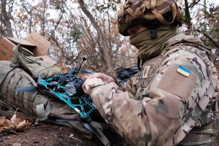 Chiến thuật này của RFAF đang được tiến hành ở mọi khu vực và đang mang lại những kết quả rõ ràng. Tại những khu vực mà AFU không thể sử dụng máy bay không người lái hàng loạt, các đơn vị Nga đang tiến quân nhanh hơn đáng kể.