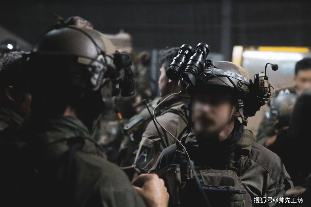  Rất có thể đây là lực lượng đặc nhiệm Israel xâm nhập vào lãnh thổ Iran. Một số lượng lớn lính biệt kích Israel, đã bay trên máy bay vận tải C-130 và xâm nhập vào Iran ở độ cao cực thấp, để thực hiện các cuộc đột kích đặc biệt.