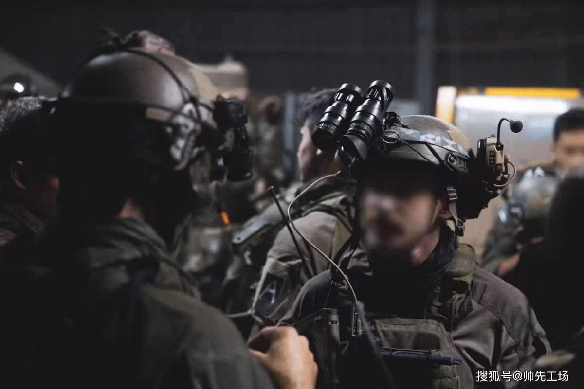  Rất có thể đây là lực lượng đặc nhiệm Israel xâm nhập vào lãnh thổ Iran. Một số lượng lớn lính biệt kích Israel, đã bay trên máy bay vận tải C-130 và xâm nhập vào Iran ở độ cao cực thấp, để thực hiện các cuộc đột kích đặc biệt.