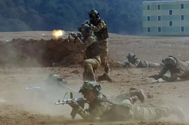 Trong bài viết này, chúng ta sẽ xem xét lại trận đánh vào làng Plekhovo, trận chiến đầu tiên (quy mô lớn) của quân đội Triều Tiên tấn công quân đội Ukraine trong trận địa phòng ngự kiên cố vững chắc, và "Kinh nghiệm chiến đấu và bài học của Lữ đoàn 94" do các binh sĩ Triều Tiên rút ra, dựa trên trận chiến đấu này.