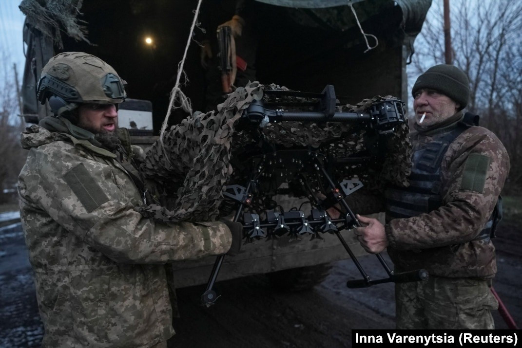 Marco viết: “Kết quả là hàng loạt UAV của ta bị chế áp khi vẫn đang tiếp cận cách tiền tuyến 3-7 km, khiến khả năng trinh sát của AFU ở khoảng cách 20-30 km đã bị chặn đứng. Chúng ta đang chơi một trò chơi có hệ thống do kẻ thù áp đặt. Đó là lý do tại sao chúng ta có những kết quả như vậy". Marco cũng hy vọng vào mùa thu, khi lá rụng, lợi thế này của RFAF sẽ không còn.