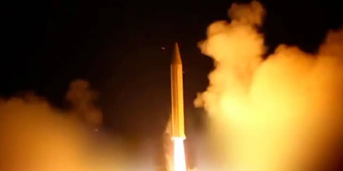 Trang Topwar của Nga đưa tin, một số chi tiết đang được hé lộ về việc Iran sử dụng các tên lửa “siêu nặng” mới nhất của mình vào tối nay. Loại vũ khí được đề cập là Khorramshahr-4. Iran được cho là đã sử dụng đồng thời hai tên lửa đạn đạo này, để phóng vào các mục tiêu ở Israel.