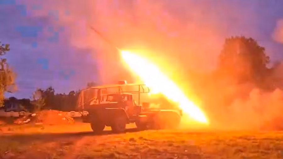 Ngoài ra, lực lượng không quân chiến thuật RFAF, tiến hành không kích ác liệt vào khu vực trên, phá hủy các kho đạn của AFU ở khu vực làng Terny, nằm giữa Konotop và Sumy. Có thể nhận thấy, quân đội Nga (RFAF) đang tiến hành giai đoạn tấn công bằng pháo binh, làm giảm hoạt động của AFU ở khu vực biên giới Sumy và cả khu vực phía sau.