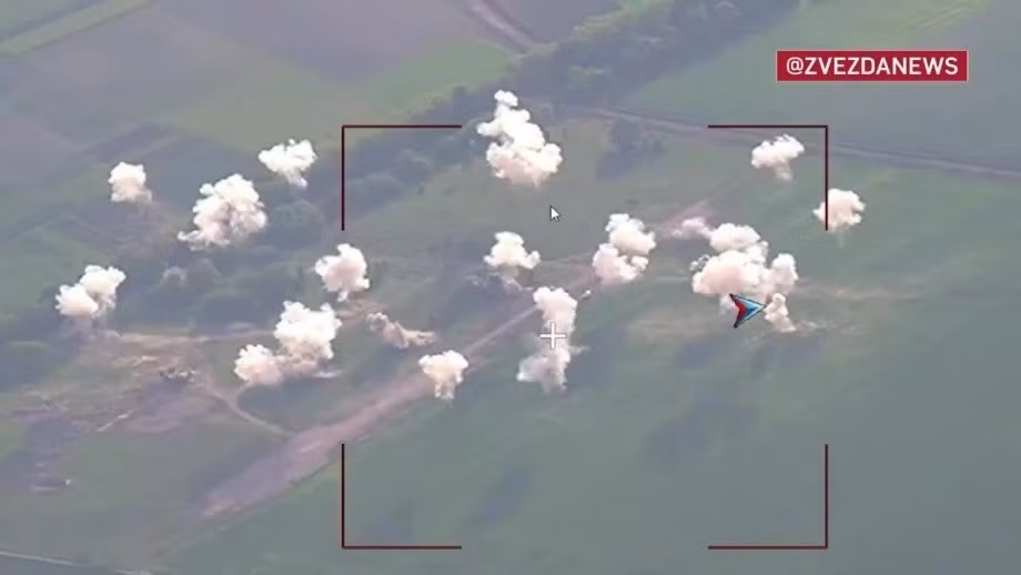 Cùng lúc đó, Bộ Quốc phòng Nga xác nhận rằng, tên lửa đạn đạo chiến thuật Iskander được trang bị đầu đạn chùm đã được sử dụng để tấn công trực tiếp vào trung tâm phòng thủ cốt lõi của AFU. Trước đó, RFAF đã phá hủy trung tâm chỉ huy Bộ Tư lệnh tiền phương phía Nam của lực lượng đặc nhiệm Ukraine, tạo thành một cuộc tấn công liên tục.