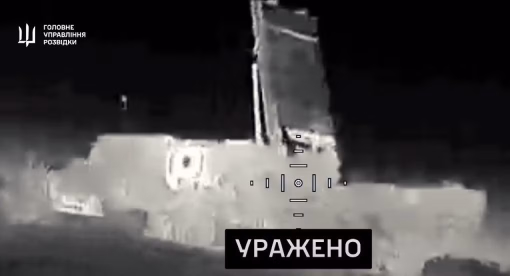 Tổng cục Tình báo thuộc Bộ Quốc phòng Ukraine (GRU) vào ngày 8/8 cho biết, các lực lượng đặc nhiệm của họ đã thực hiện các cuộc tấn công chính xác ở Crimea, phá hủy thành công trạm radar tiên tiến nhất của Nga trên bờ sông Yenisei. Một ngọn lửa bùng cháy dữ dội trên bầu trời đêm Crimea.