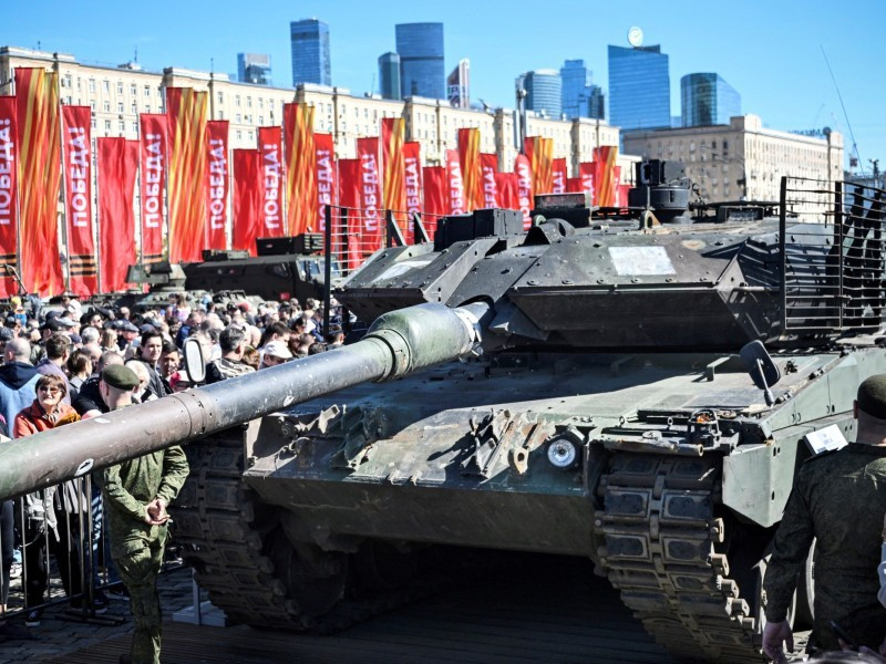 Thứ ba là Nga đẩy mạnh nghiên cứu công nghệ, tìm hiểu bí mật quân sự từ những chiến lợi phẩm. Viện Công nghệ Nga đã tháo dỡ chiếc xe tăng Leopard 2A6 bị bắt giữ và phát hiện ra điều bí mật: Để giảm chi phí, người Đức sử dụng lớp giáp hợp kim nhôm ở những khu vực không quan trọng; Cơ chế xoay tháp pháo có lỗi thiết kế và dễ bị kẹt; Kính nhìn ban đêm không thể hoạt động tốt ở nhiệt độ dưới -20℃.