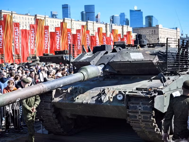 Thứ ba là Nga đẩy mạnh nghiên cứu công nghệ, tìm hiểu bí mật quân sự từ những chiến lợi phẩm. Viện Công nghệ Nga đã tháo dỡ chiếc xe tăng Leopard 2A6 bị bắt giữ và phát hiện ra điều bí mật: Để giảm chi phí, người Đức sử dụng lớp giáp hợp kim nhôm ở những khu vực không quan trọng; Cơ chế xoay tháp pháo có lỗi thiết kế và dễ bị kẹt; Kính nhìn ban đêm không thể hoạt động tốt ở nhiệt độ dưới -20℃.