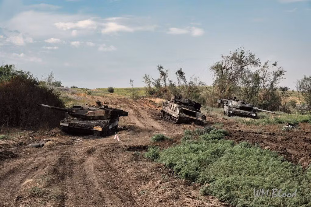 Hệ thống tác chiến điện tử Murmansk-BN của Nga, đã cắt đứt kết nối giữa cụm xe tăng Ukraine và bộ chỉ huy phía sau. Để gây ùn tắc trước bãi mìn, quân Nga sử dụng UAV lảng vảng Lancet tiêu diệt xe tăng đi đầu, gây hỗn loạn trong đội hình nhóm xe tăng của AFU. Tiếp đến trực tăng vũ trang Ka-52 Agalito tấn công bão hòa, 80 tên lửa chống tăng Izdeliye 305 bao phủ diện tích 3 km2, mỗi tên lửa có thể xuyên thủng 800 mm giáp thép đồng nhất;