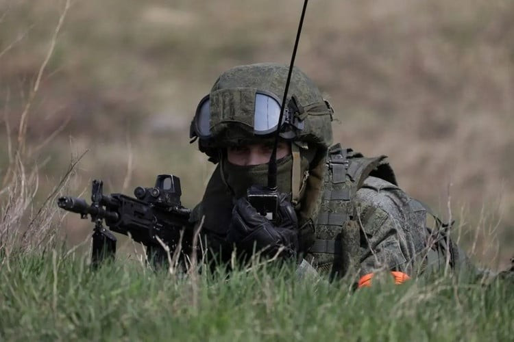 “Nói về tình hình gần thành phố Seversk, quân Nga đã đánh bật quân Ukraine ra khỏi những tòa nhà đầu tiên dọc theo đường Donetsk và Partizanskaya. Đây là những con đường nằm ngoài rìa ở phía bắc thành phố, giao tranh đanh diễn ra; quân Nga hiện đang củng cố các vị trí vừa chiếm được trong khu vực này”, TASS trích lời Marochko cho biết.