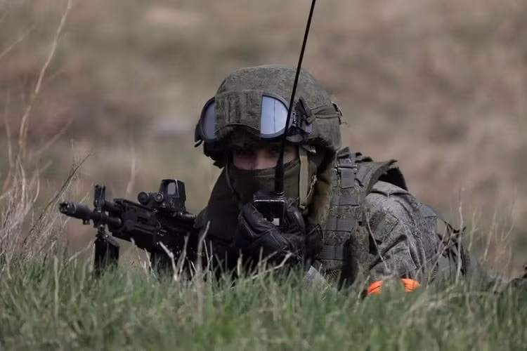 “Nói về tình hình gần thành phố Seversk, quân Nga đã đánh bật quân Ukraine ra khỏi những tòa nhà đầu tiên dọc theo đường Donetsk và Partizanskaya. Đây là những con đường nằm ngoài rìa ở phía bắc thành phố, giao tranh đanh diễn ra; quân Nga hiện đang củng cố các vị trí vừa chiếm được trong khu vực này”, TASS trích lời Marochko cho biết.