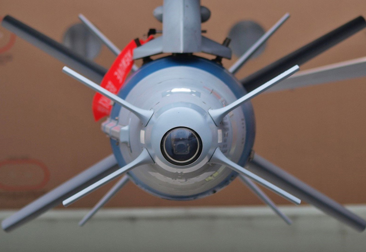 Khi tiếp cận mục tiêu, thuật toán so khớp hình ảnh sẽ so sánh hình ảnh quang điện theo thời gian thực mà đầu dò vũ khí nhận được, với hình ảnh mục tiêu được chụp sẵn, đã lưu trữ trong máy tính tích hợp trên vũ khí.