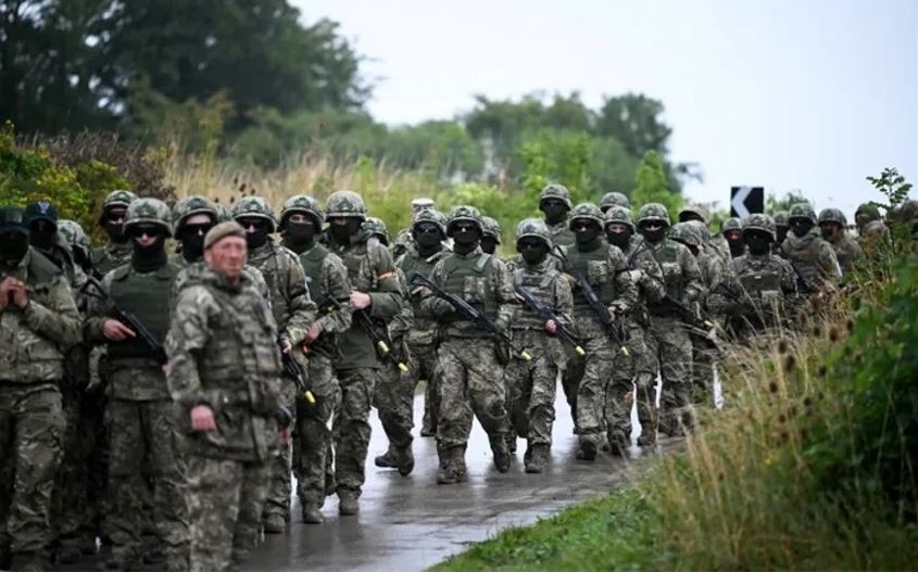 Hơn nữa, vùng đệm này sẽ được lực lượng gìn giữ hòa bình châu Âu quản lý, với quân số dự kiến ​​từ 4.000 đến 60.000 người. Nói một cách thẳng thắn, đề xuất này mang đậm dấu ấn của châu Âu trong việc thiết lập một "thuộc địa".