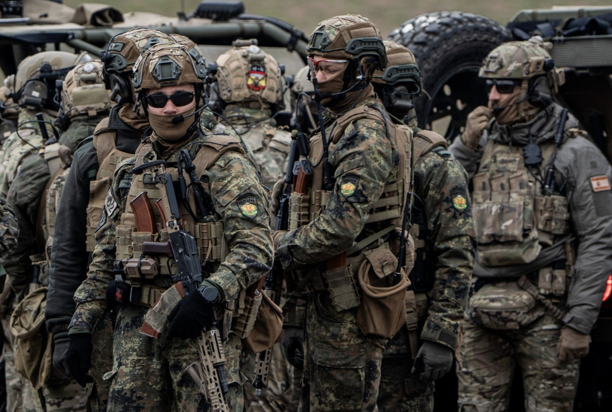 Đáp lại, Tổng thống Nga Putin nhắc lại cảnh báo rằng bất kỳ quân đội NATO nào tiến vào Ukraine, sẽ trở thành mục tiêu hợp pháp cho hành động quân sự của Nga, và nhấn mạnh rằng bất kỳ cuộc triển khai nào được gọi là "lực lượng gìn giữ hòa bình" sẽ trở nên vô nghĩa, sau khi đạt được thỏa thuận hòa bình.