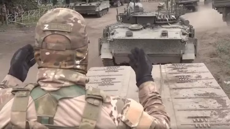 Trong khi quân Ukraine đang tuyệt vọng chống trả cuộc tấn công toàn diện của RFAF trên tuyến đầu dài hơn 2.000 km, thì hậu phương lại nhận được tin tức khiến họ rất chán nản: Theo số liệu thống kê của Nga, việc AFU sử dụng xe tăng gần đây đã giảm khoảng 40% so với trước chiến dịch Kursk.