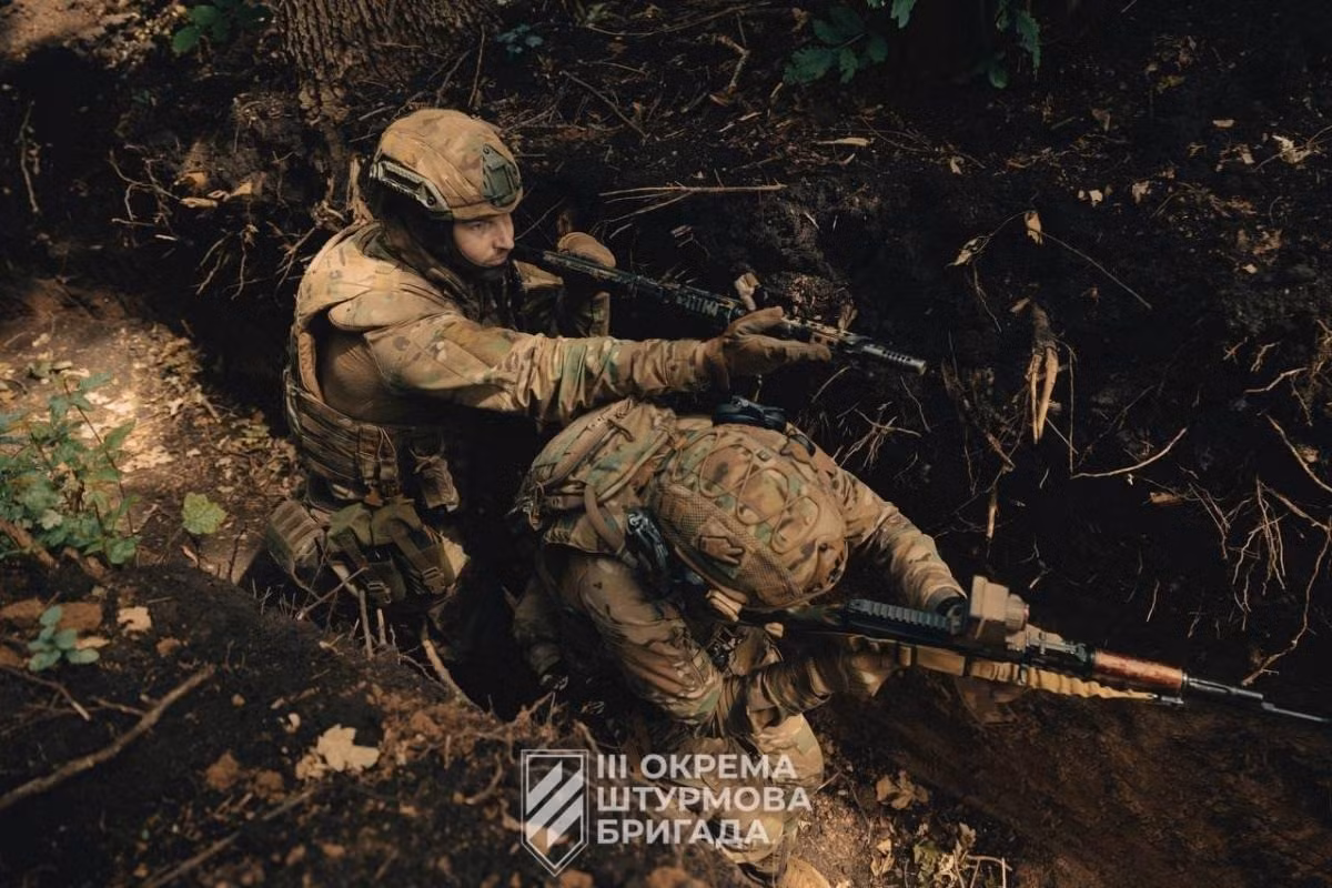 Tuy nhiên, cũng có tin tốt cho AFU ở mặt trận, ngoài lô xe tăng Abrams đầu tiên đã loại biên từ Australia đã được chuyển đến Ba Lan và được sửa chữa, và có thể được AFU sử dụng trong tương lai gần. Lô xe tăng này, tổng cộng khoảng 49 chiếc, về mặt lý thuyết sẽ đủ để hỗ trợ AFU trong một khoảng thời gian. Vấn đề duy nhất hiện tại là số lượng đạn pháo tăng, có thể không đáp ứng được nhu cầu của AFU hay không?