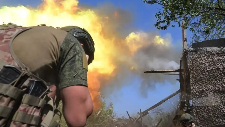 Nhưng lập luận của Moskva phản bác lại, nếu Ukraine không liên tục kêu gọi xin gia nhập NATO (điều này đã được Ukraine cụ thể hóa thành Hiến pháp), thì sẽ không có xung đột với Nga. Hơn nữa, lập trường của Ukraine trong các cuộc đàm phán hòa bình đó là không từ bỏ việc gia nhập NATO, không nhượng bộ một tấc đất nào, thậm chí còn yêu cầu RFAF rút về đường kiểm soát trước chiến tranh.
