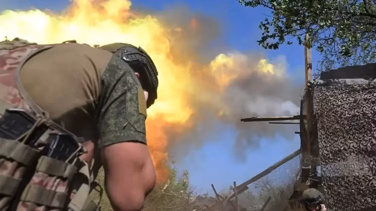 Nhưng lập luận của Moskva phản bác lại, nếu Ukraine không liên tục kêu gọi xin gia nhập NATO (điều này đã được Ukraine cụ thể hóa thành Hiến pháp), thì sẽ không có xung đột với Nga. Hơn nữa, lập trường của Ukraine trong các cuộc đàm phán hòa bình đó là không từ bỏ việc gia nhập NATO, không nhượng bộ một tấc đất nào, thậm chí còn yêu cầu RFAF rút về đường kiểm soát trước chiến tranh.