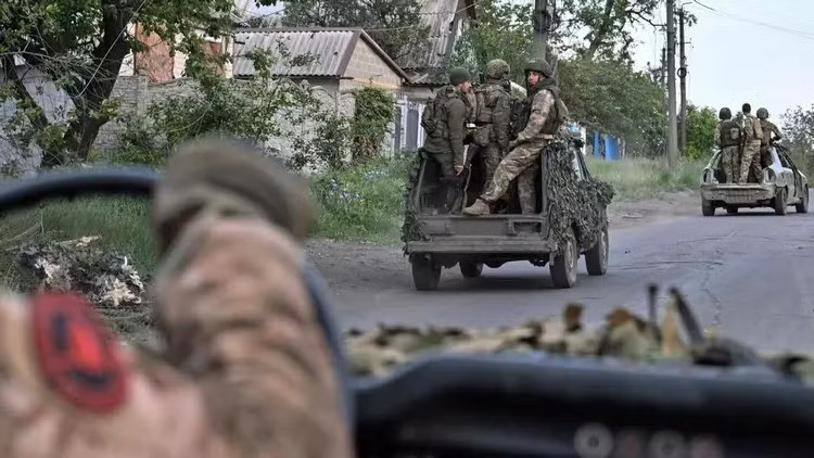 Lý do rất đơn giản, chiến dịch Kursk khiến AFU mất quá nhiều xe tăng. Theo báo cáo chiến đấu của Nga, AFU mất khoảng 400 xe tăng, còn theo số liệu thống kê của NATO, con số này là hơn 280, gần 300. Ngoài ra, vì các hoạt động chiến đấu gần đây của AFU chủ yếu là phòng ngự, nên xe tăng, vốn là vũ khí tấn công, giờ chủ yếu được sử dụng làm pháo binh mặt đất.