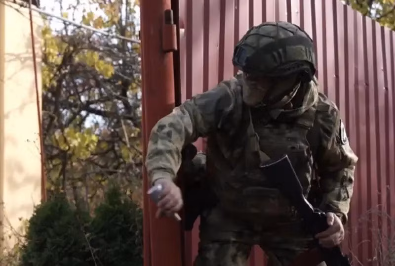 Yegorov cho biết thêm, thông thường mũi đột kích của anh ta trong một nhiệm vụ, thường có khoảng 8-10 người, tấn công cùng lúc theo từng nhóm 3-4 người; đây là nhóm tấn công hiệu quả nhất. Bởi vì nếu có nhiều quân hơn, thì quân Ukraine sẽ chiến đấu với họ một cách quyết liệt hơn.