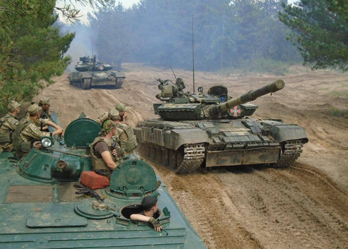 Trước Lữ đoàn xe tăng 5, Lữ đoàn xe tăng 17 của AFU cũng đã được chuyển đổi thành lữ đoàn cơ giới hạng nặng. Số lượng tiểu đoàn xe tăng trong lữ đoàn hạng nặng này giảm xuống còn hai tiểu đoàn (trước đó là 5), nhưng cũng có hai tiểu đoàn bộ binh cơ giới và hai tiểu đoàn bộ binh; tương đương với một lữ đoàn bộ binh cơ giới tăng cường.